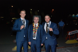  alt=Betonbauer Dennis Behrens (li) und Pascal Gottfried (re) mit Experte Werner Luther