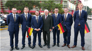  alt=Das Nationalteam des Deutschen Baugewerbes mit ZDB-Präsident Dr.-Ing. Hans-Hartwig Loewenstein (mi): Maurer Marco Bauschke (li), Betonbauer Dennis Behrens (2.v.l.), Betonbauer Pascal Gottfried (3.v.li.), Fliesenlege Tim Welberg (re), Zimmerer Simon Rehm (2.v.re.), Stuckateur Lukas Prell (3.v.re.)