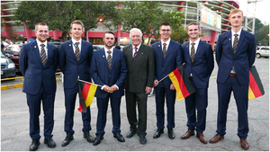  alt=Das Nationalteam des Deutschen Baugewerbes mit ZDB-Präsident Dr.-Ing. Hans-Hartwig Loewenstein (mi): Maurer Marco Bauschke (li), Betonbauer Dennis Behrens (2.v.l.), Betonbauer Pascal Gottfried (3.v.li.), Fliesenlege Tim Welberg (re), Zimmerer Simon Rehm (2.v.re.), Stuckateur Lukas Prell (3.v.re.)