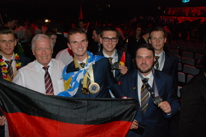  alt=Die Medaillengewinner: Vorne: ZDB-Präsident Dr.-Ing. Hans-Hartwig Loewenstein (li), Zimmerer Simon Rehm (mi) und Betonbauer Pascal Gottfried. Hinten: Stuckateur Lukas Prell (li) und Betonbauer Dennis Behrens 